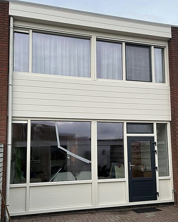 Crème Keralite gevelbekleding met kozijnen