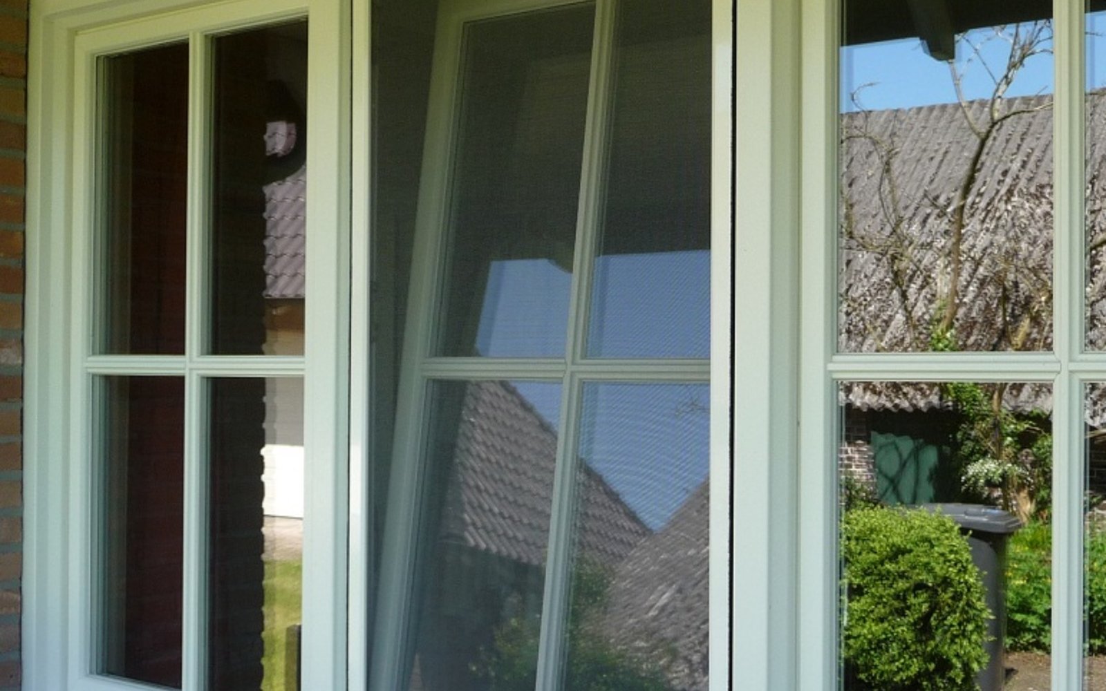 Raam met inzethor die insecten buiten houdt