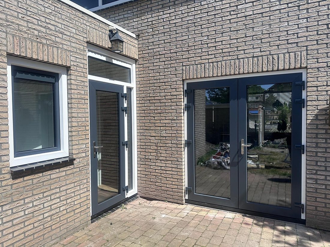Antraciet kunststof tuindeuren op maat in de regio Groningen