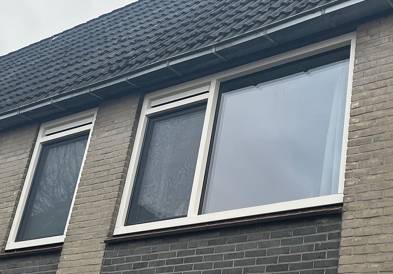 Witte kunststof kozijnen op een gevel