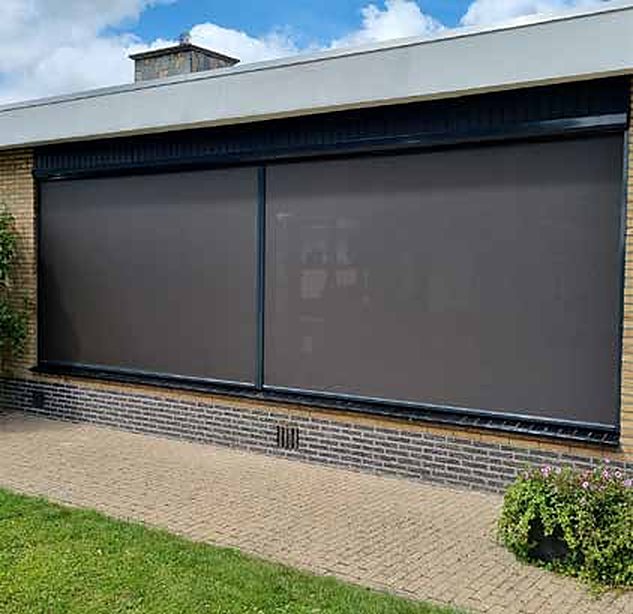 Screens en rolluiken op een woning