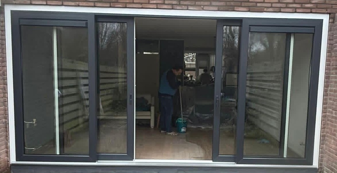 Vierdelige antraciet hef-schuifpui, geopend