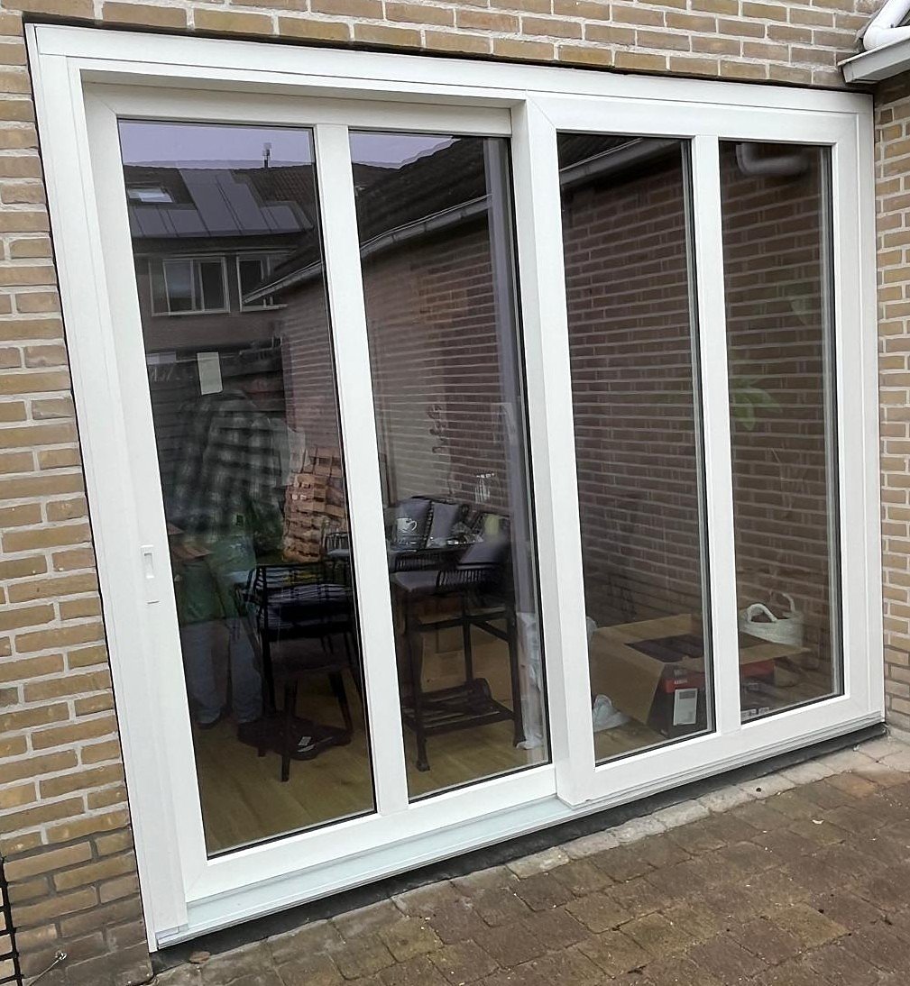 Witte schuifpui met uitzicht op de tuin