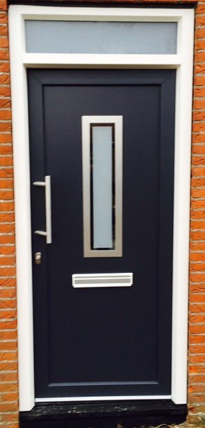 Antraciet kunststof voordeur met glasstrook