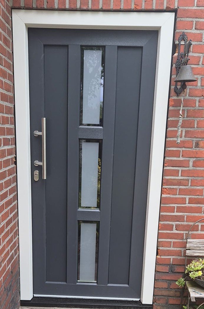 Antraciet kunststof voordeur met glasstroken