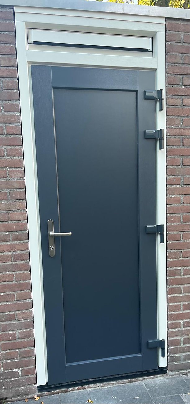 Antraciet kunststof achterdeur met dicht paneel