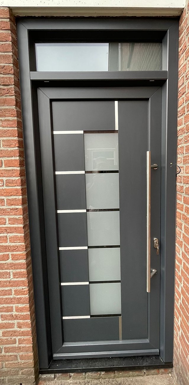 Moderne antraciet kunststof voordeur met bovenlicht